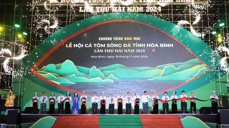 Lãnh đạo tỉnh Hòa Bình cắt băng khai mạc Lễ hội Cá tôm sông Đà lần thứ 2.