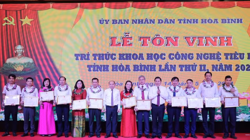 Lãnh đạo tỉnh Hòa Bình tặng Bằng khen của Ủy ban nhân dân tỉnh cho các trí thức khoa học công nghệ tiêu biểu tỉnh Hòa Bình lần thứ II năm 2024.