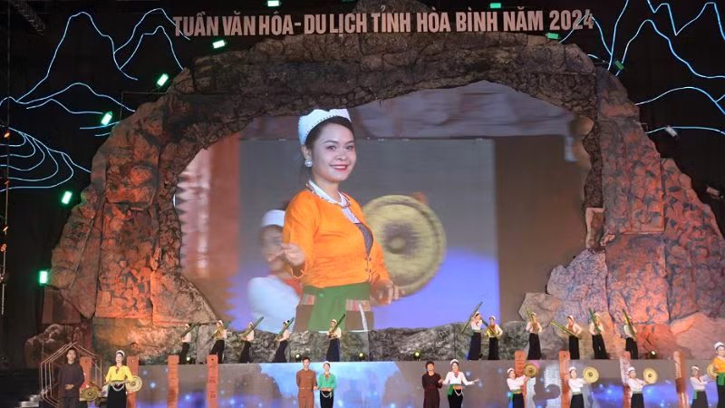 Màn trình diễn trang phục dân tộc Mường Hòa Bình.