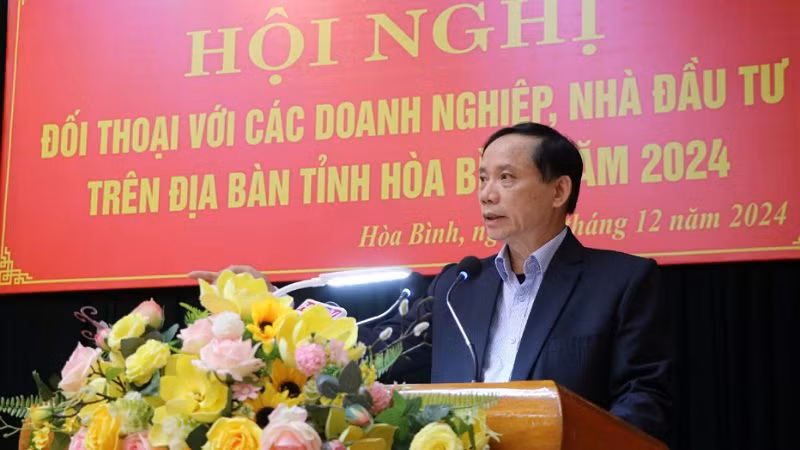 Chủ tịch Ủy ban nhân dân tỉnh Hòa Bình Bùi Văn Khánh phát biểu tại cuộc họp.