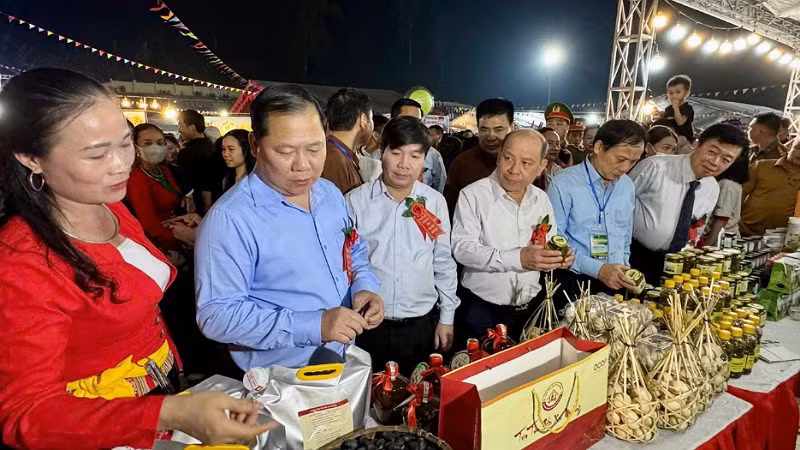 Lãnh đạo tỉnh Hòa Bình tham quan các gian hàng tại Phiên chợ vùng cao.