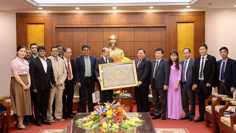 Đại sứ quán Ấn Độ tặng tranh tỉnh Hòa Bình.