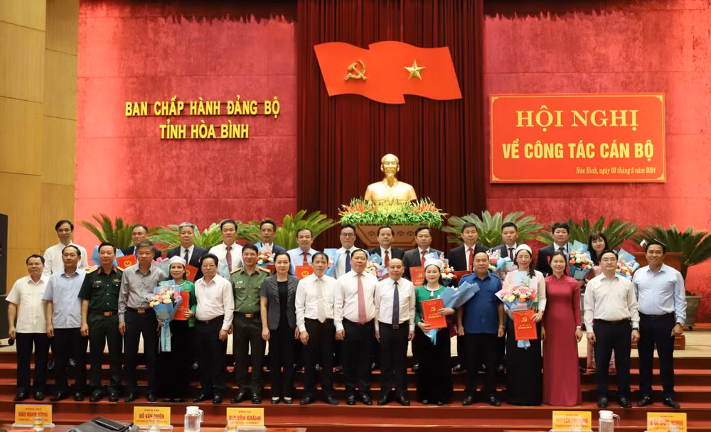 Ban Thường vụ Tỉnh ủy Hòa Bình chụp ảnh lưu niệm cùng các đồng chí được điều động, luân chuyển và bổ nhiệm.