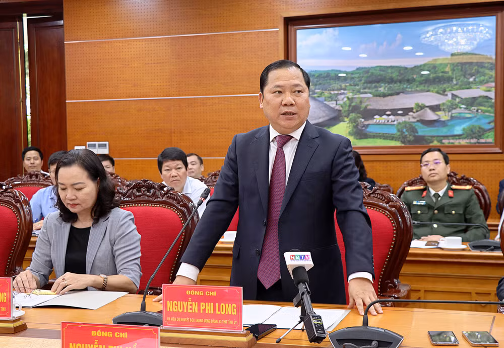 Bí thư Tỉnh ủy Hòa Bình Nguyễn Phi Long phát biểu tại hội nghị.