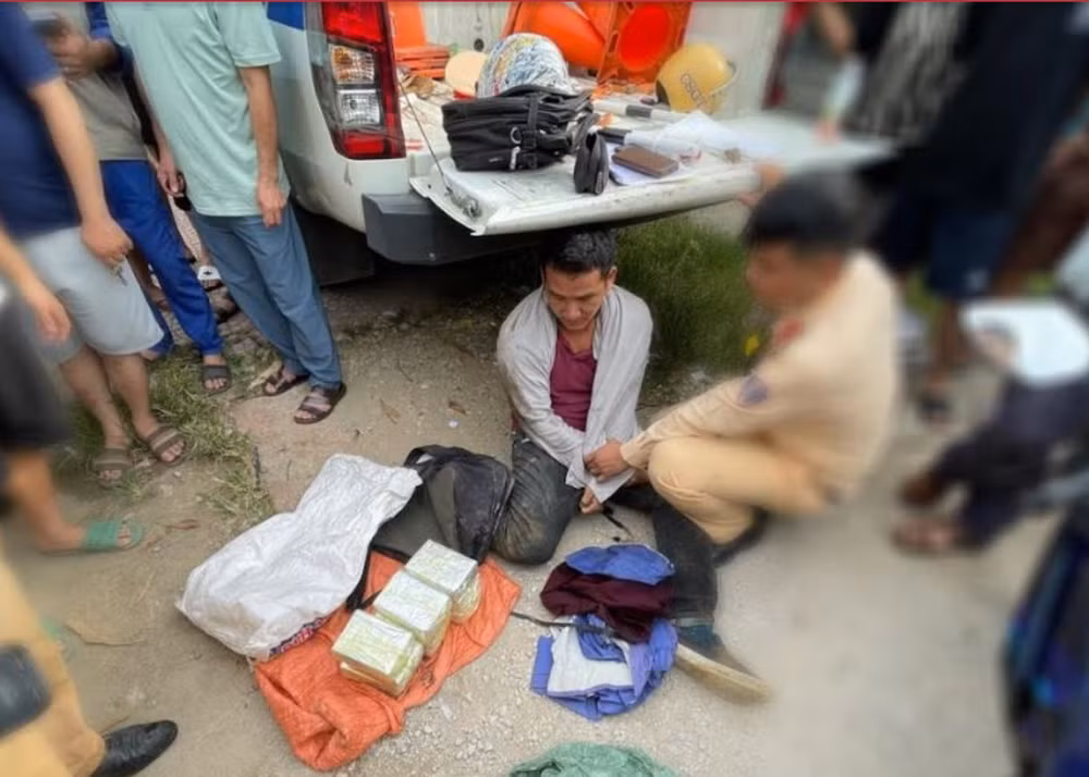 Đối tượng bị bắt giữ và số ma túy tại hiện trường. Ảnh CAND.