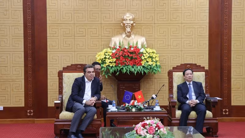 Ông Margaritis Shinas, Phó Chủ tịch Ủy ban châu Âu (trái) tại buổi làm việc.