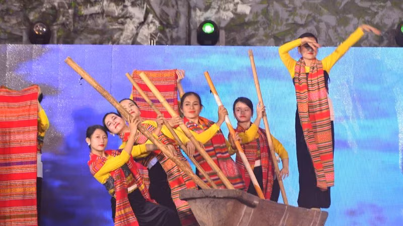 Keng Loóng là một trong những sinh hoạt văn hóa dân gian nổi bật của cộng đồng người Thái ở huyện Mai Châu, Hòa Bình đã được công nhận là văn hóa phi vật thể quốc gia.