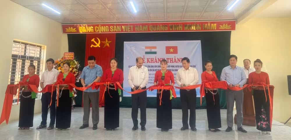 Đại sứ Sandeep Arya (giữa) cùng lãnh đạo tỉnh Hòa Bình cắt băng khánh thành dự án Xây dựng nhà văn hóa tại xóm Chằng Trong, xã Hợp Phong, huyện Cao Phong.