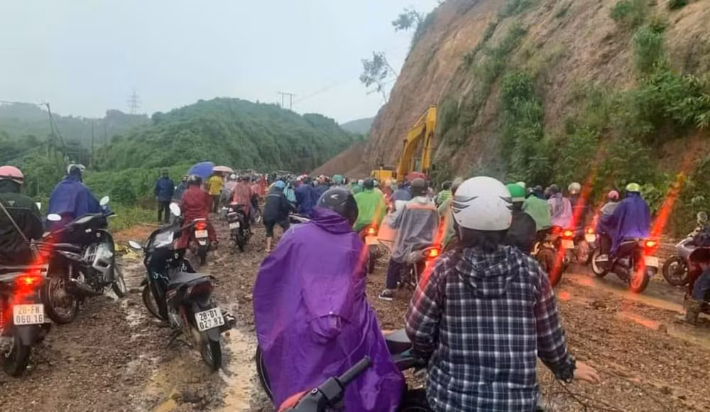 Sạt lở tại dốc Cun đã gây ách tắc giao thông vào chiều 24/8.