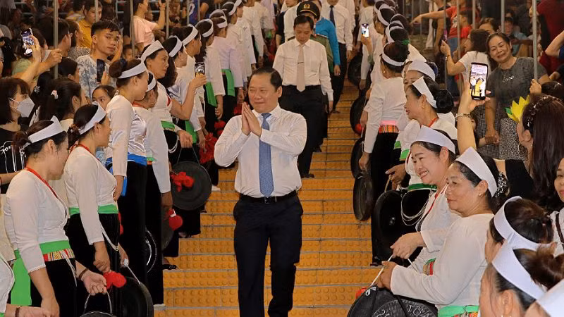 Bí thư Tỉnh ủy Hòa Bình Nguyễn Phi Long chào nhân dân các dân tộc trong tỉnh tại buổi lễ.