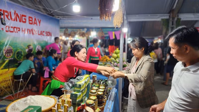 Nhiều sản phẩm OCOP của tỉnh được bày bán tại Lễ hội.