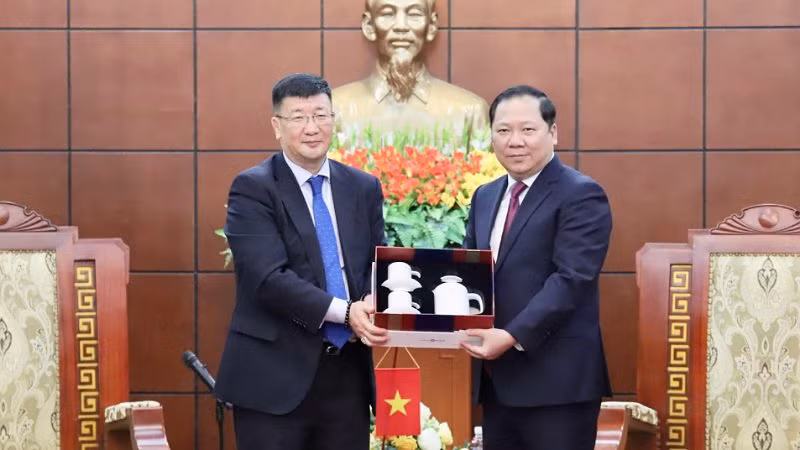 Ngài Đại sứ Jigjee Sereejav tặng quà Bí thư Tỉnh ủy Hòa Bình Nguyễn Phi Long.