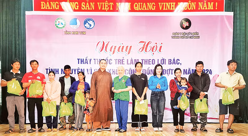 Trao quà cho các hộ gia đình có hoàn cảnh khó khăn vươn lên trong cuộc sống.