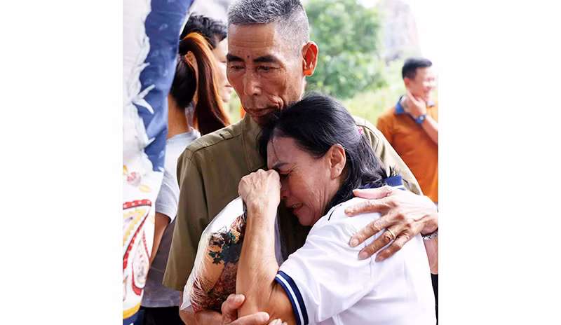 Người nhà xúc động đón phạm nhân được đặc xá.