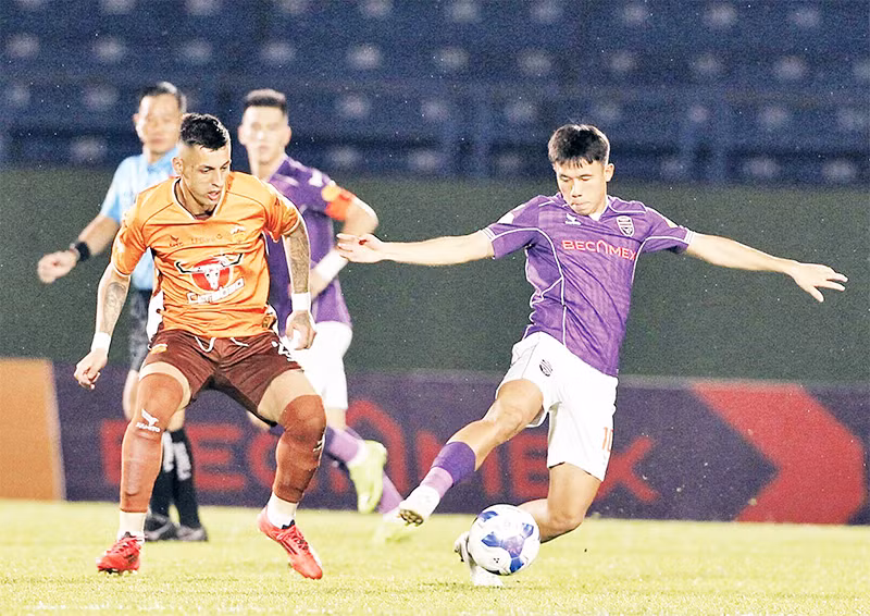 Hoàng Anh Gia Lai thua đậm Becamex Bình Dương (áo tím) 1-4.