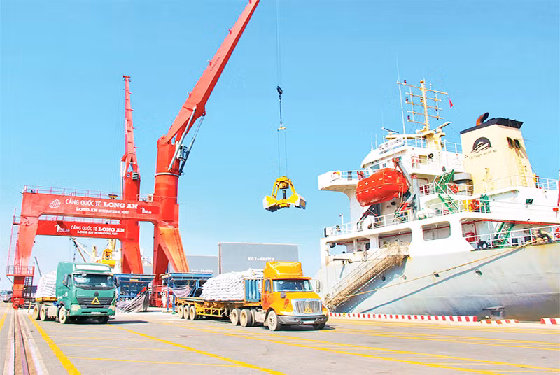 Khai thác hàng hóa tại Cảng quốc tế Long An. (Ảnh THANH PHONG)