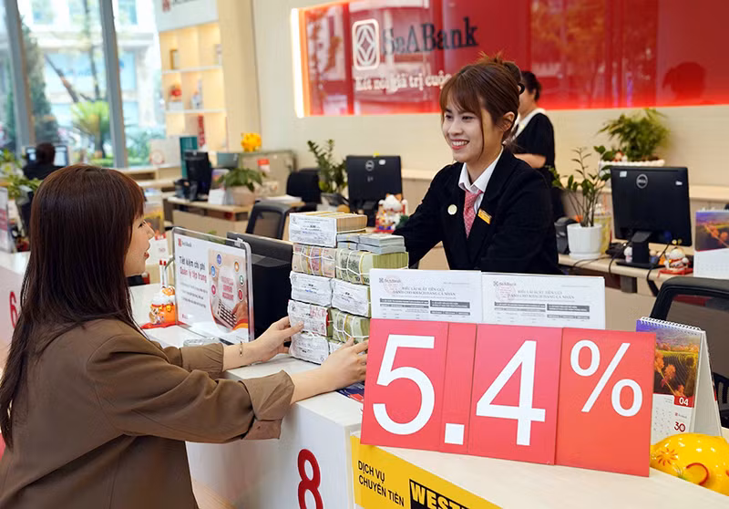 Khách hàng giao dịch tại chi nhánh ngân hàng SeABank. (Ảnh VIỆT PHONG) Khách hàng giao dịch tại chi nhánh ngân hàng SeABank. (Ảnh VIỆT PHONG)