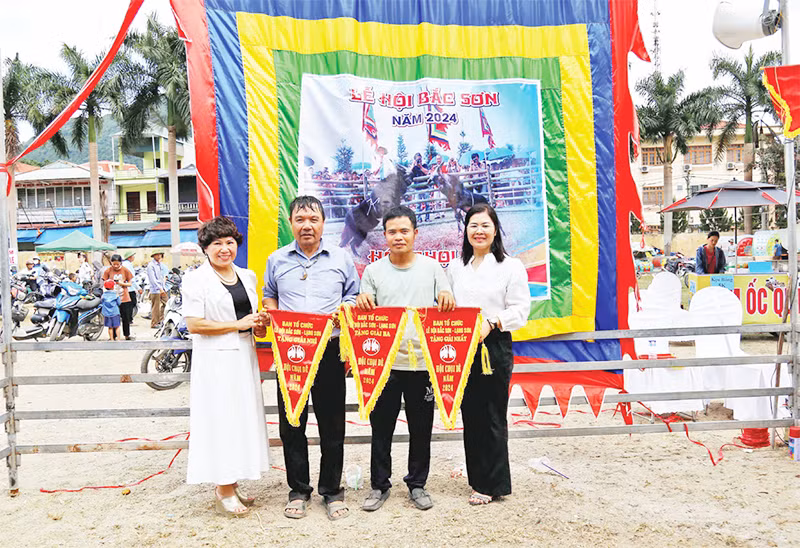 Trao giải cho các cá nhân đạt giải tại hội thi chọi dê, Lễ hội "Mùa vàng Bắc Sơn". Trao giải cho các cá nhân đạt giải tại hội thi chọi dê, Lễ hội "Mùa vàng Bắc Sơn".