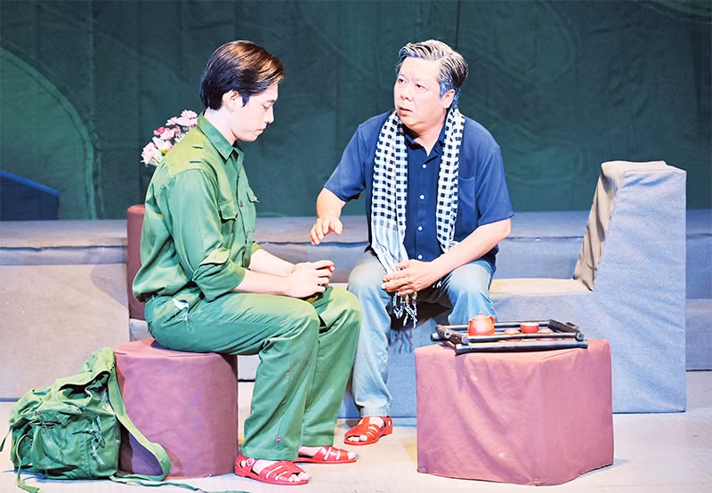 Cảnh trong vở kịch "Đồng chí", một trong những tác phẩm tranh tài tại Liên hoan Sân khấu Thành phố Hồ Chí Minh năm 2024. (Ảnh CTV)