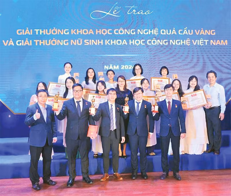 Các nhà khoa học của Đại học Quốc gia Thành phố Hồ Chí Minh nhận giải thưởng Quả cầu vàng 2024. (Ảnh VP)