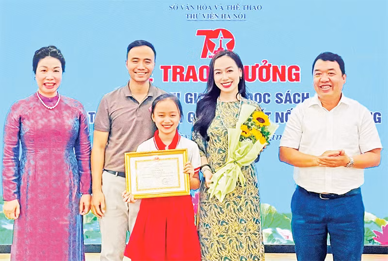 Ban Tổ chức cuộc thi trao Giải nhất cho gia đình em Nguyễn Nhã Linh.