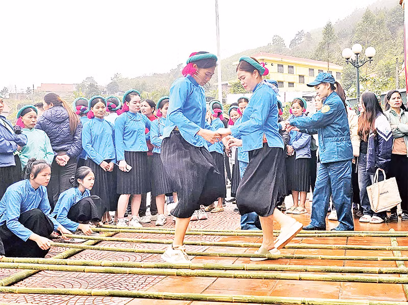 Du khách nhảy sạp cùng đồng bào xã Đại Dực, huyện Tiên Yên.