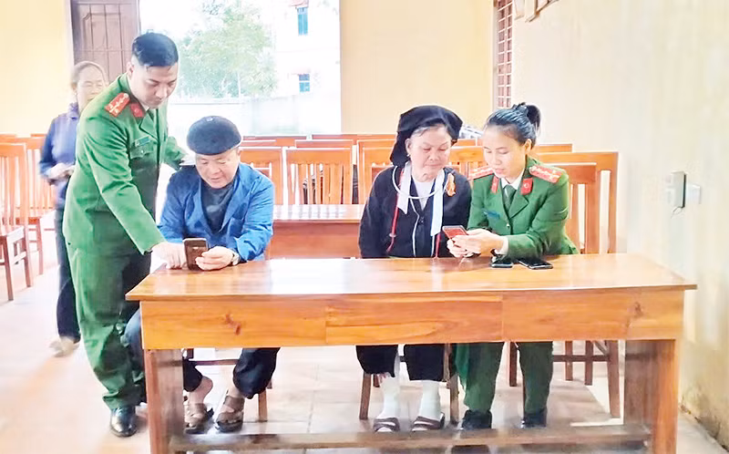 Công an xã Tam Quan, huyện Tam Đảo hướng dẫn người dân cài đặt VNeID.
