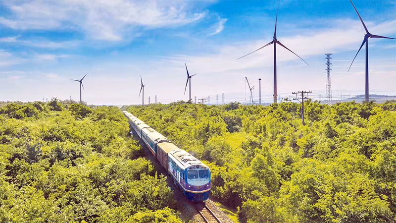 Tuyến đường sắt Việt Nam hiện nay xuống cấp, không bảo đảm vị thế trục vận tải "xương sống" trên hành lang kinh tế bắc-nam. 