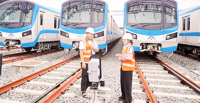 Quản lý và nhân viên lái tàu kiểm tra khu vực ca-bin lái tàu các đoàn tàu của tuyến Metro Bến Thành- Suối Tiên tại depot Long Bình, thành phố Thủ Đức. (Ảnh ANH THẾ)