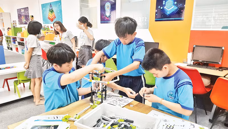 Học sinh thành phố tham quan Trung tâm STEAMZone, Công viên phần mềm Quang Trung.