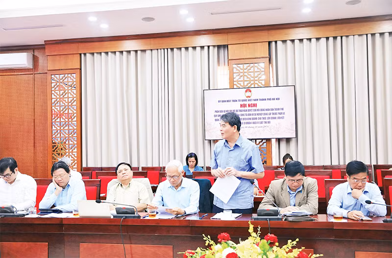 Đại biểu cho ý kiến tại hội nghị phản biện xã hội của Mặt trận Tổ quốc Việt Nam thành phố về việc sử dụng tài sản công của Hà Nội.