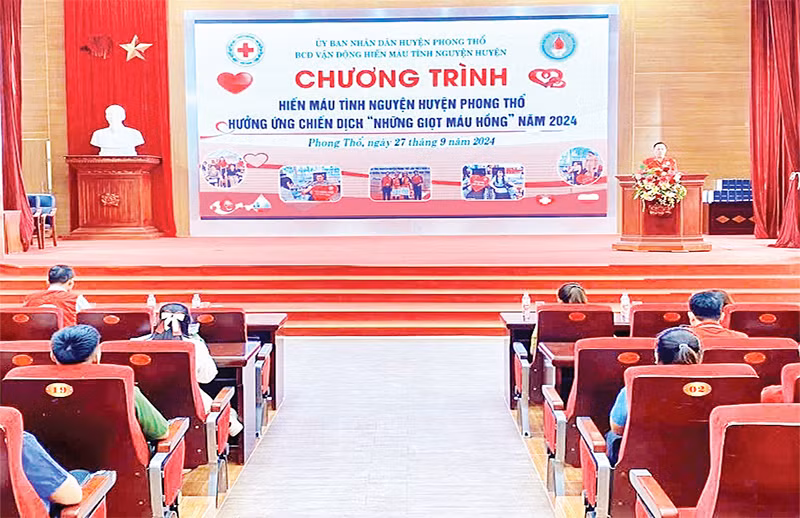 Quang cảnh lễ khai mạc chương trình hiến máu ở huyện Phong Thổ, tỉnh Lai Châu. (Ảnh THANH HOA)
