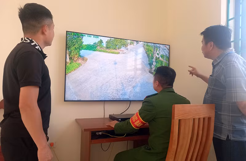 Công an xã Hợp Đức (huyện Tân Yên, tỉnh Bắc Giang) theo dõi tình hình an ninh trật tự qua hệ thống camera.