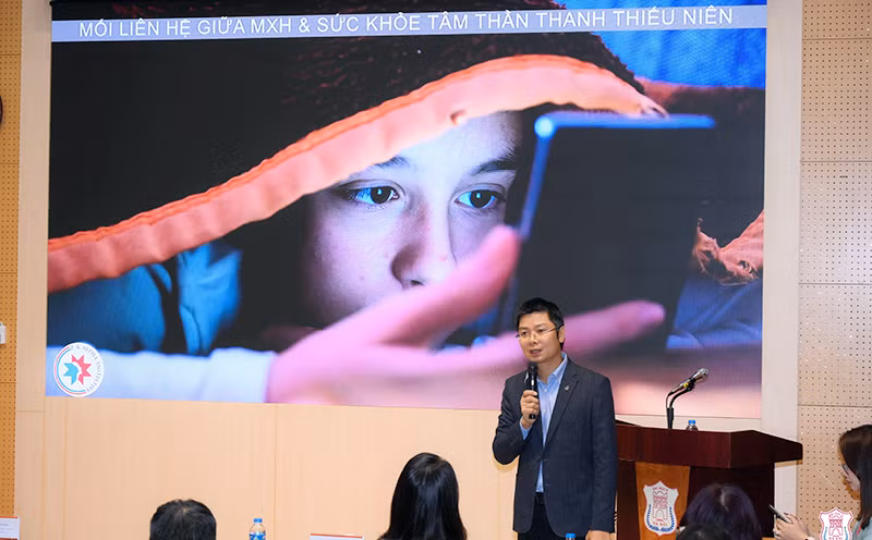 Thạc sĩ Cao Hoàng Nam chia sẻ về mối liên hệ giữa mạng xã hội và sức khỏe tâm thần thanh thiếu niên.