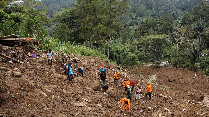 Lực lượng cứu nạn đưa người dân ra khỏi hiện trường vụ sạt lở tại tỉnh Nam Sulawesi, Indonesia, ngày 15/4/2024. (Ảnh: Reuters)