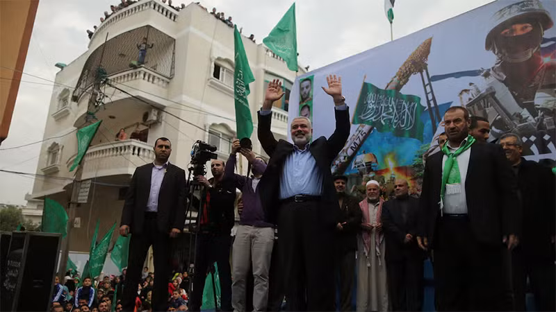 Ông Haniyeh vẫy tay trước đám đông tại Jabaliya, Dải Gaza, ngày 12/12/2014. (Ảnh: Reuters)