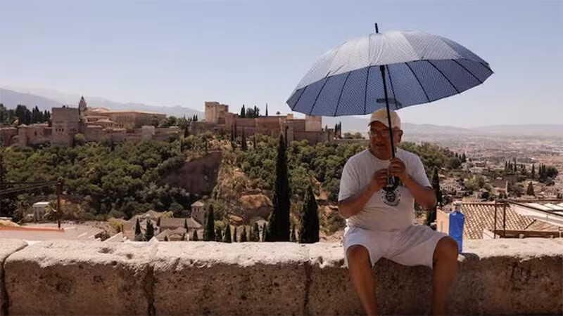 Du khách tại Granada, Tây Ban Nha, ngày 22/7/2024. (Ảnh: Reuters)