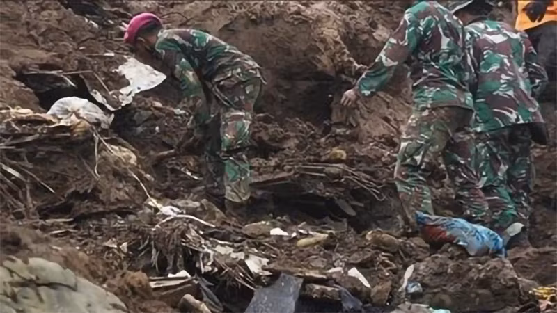 Lực lượng cứu hộ làm nhiệm vụ tại hiện trường một vụ lở đất ở Indonesia. (Ảnh: AA/TTXVN)