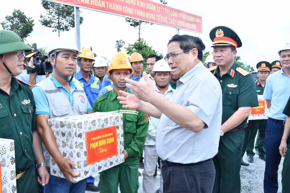 Thủ tướng Phạm Minh Chính tặng quà động viên cán bộ, công nhân trên công trường thi công Dự án thành phần 3 cao tốc Châu Đốc-Cần Thơ-Sóc Trăng tại Nút giao quốc lộ 61C, xã Tân Hoà, huyện Châu Thành A.