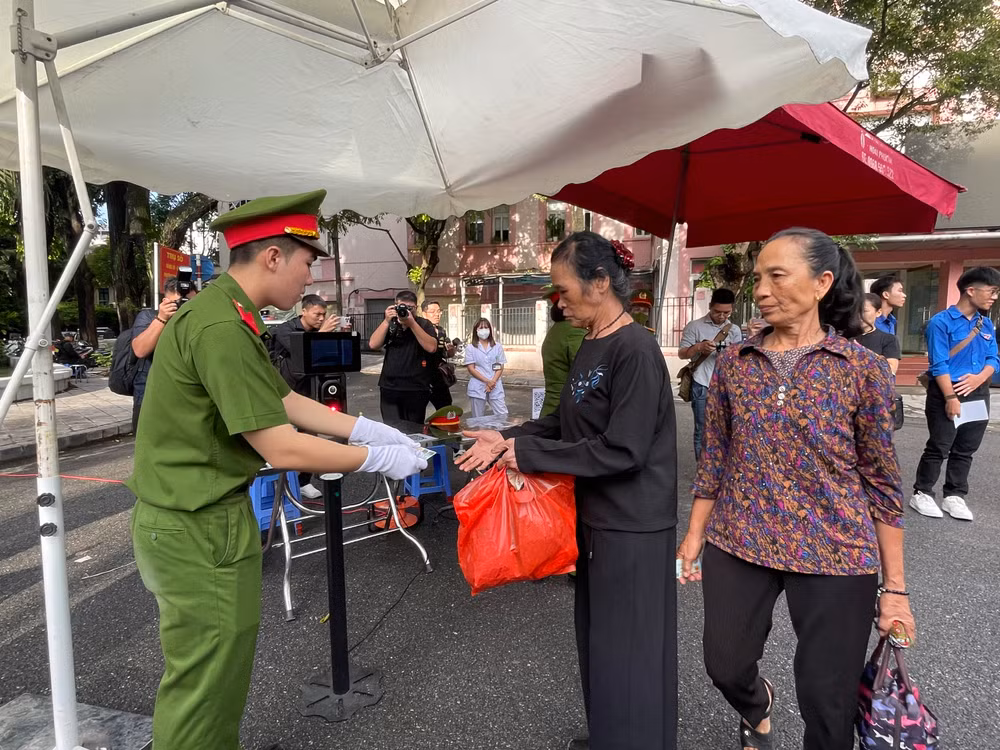 Người dân quét QR, trình căn cước công dân để vào viếng Tổng Bí thư.