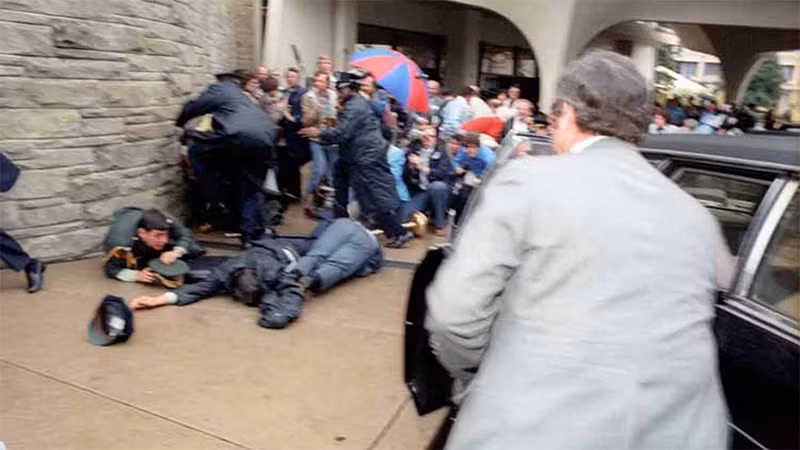 Hiện trường hỗn loạn trong vụ ám sát Tổng thống Ronald Reagan, năm 1981. (Ảnh: Reuters)