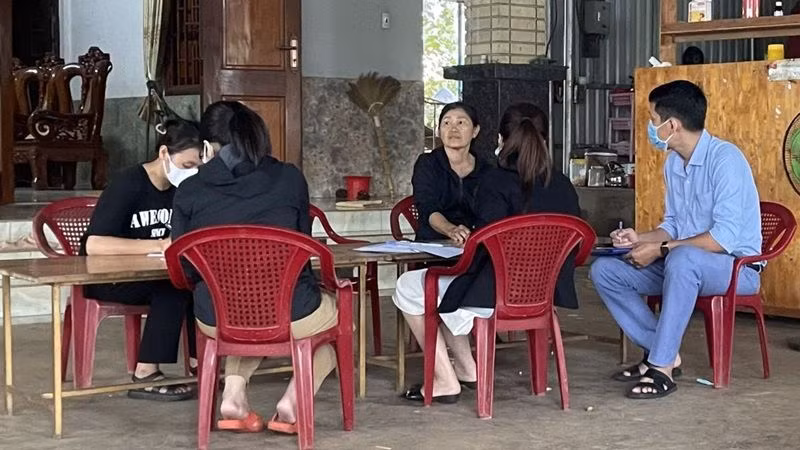 Cán bộ y tế điều tra, giám sát ổ dịch bệnh sởi tại huyện Cư Kuin. Ảnh: Mai Lê.