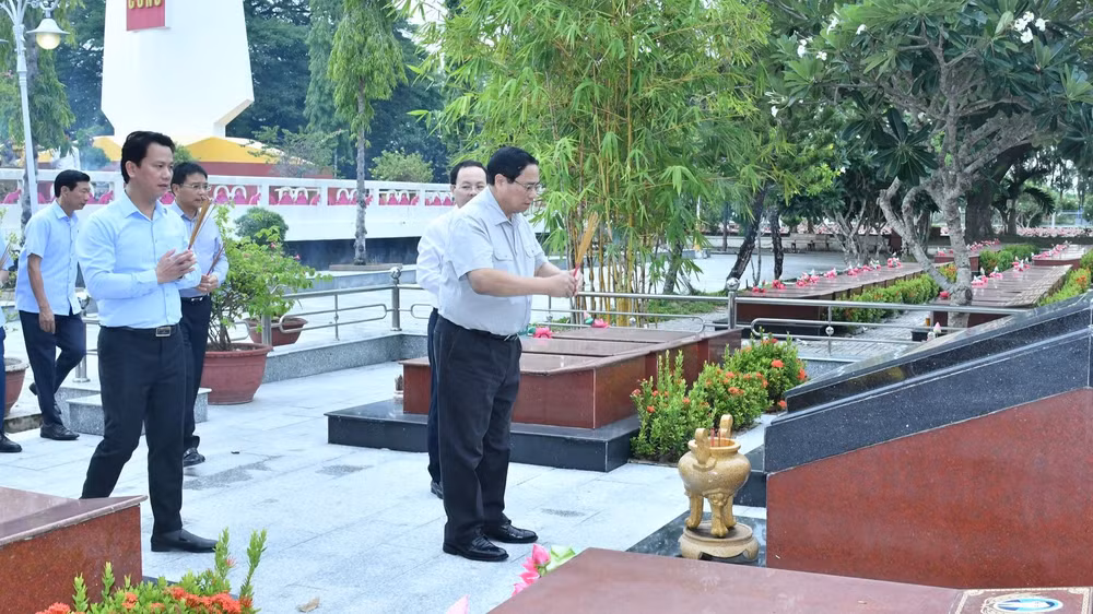 Thủ tướng Phạm Minh Chính dâng hương tại các phần mộ liệt sĩ tại Nghĩa trang Liệt sĩ thành phố Cần Thơ.