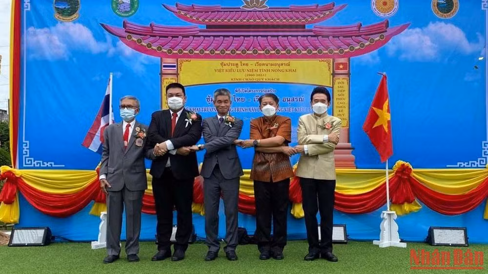 Các đại biểu dự lễ khởi công Cổng chào Việt Nam ở Nong Khai.