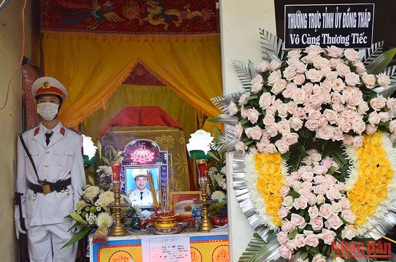 Sự hy sinh của đồng chí Hồ Tấn Dương để lại bao tiếc thương cho gia đình, đồng đội và nhân dân. (ẢNH: HỮU NGHĨA)