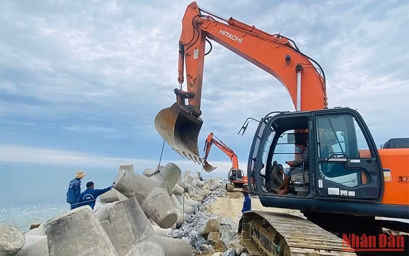 Để thi công đê chắn sóng, ngăn cát phía bắc cửa biển Cửa Đại các kĩ sư, công nhân lắp đặt 3.500 Tetrapod.