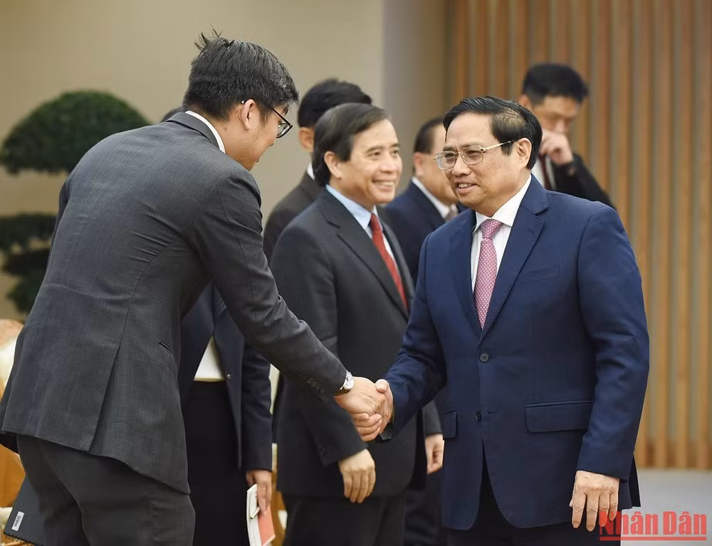 Thủ tướng Phạm Minh Chính đón các thành viên trong đoàn.