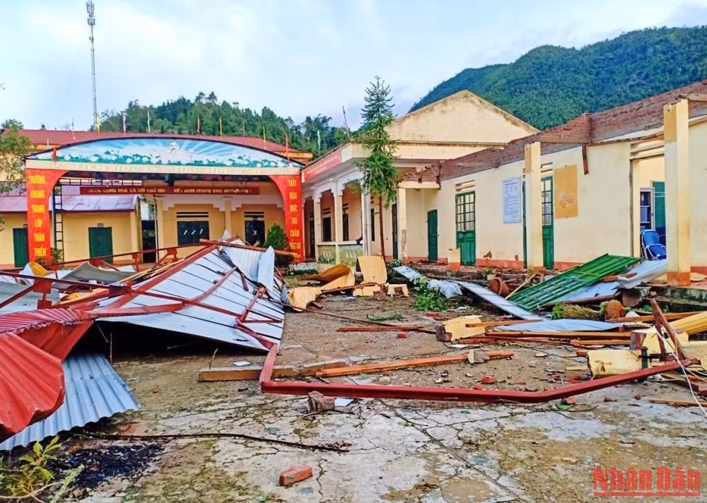 Dông lốc làm bay mái lớp học ở Lào Cai