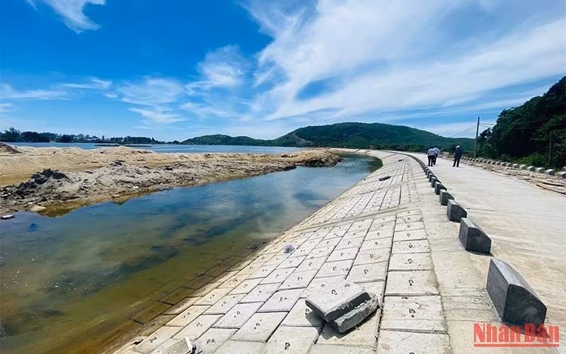 Công trình khắc phục khẩn cấp chống sạt lở đê Phổ Minh, thị xã Đức Phổ đang khẩn trương hoàn thành.