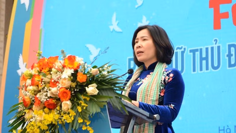 Chủ tịch Hội Liên hiệp Phụ nữ thành phố Hà Nội Lê Kim Anh phát biểu.